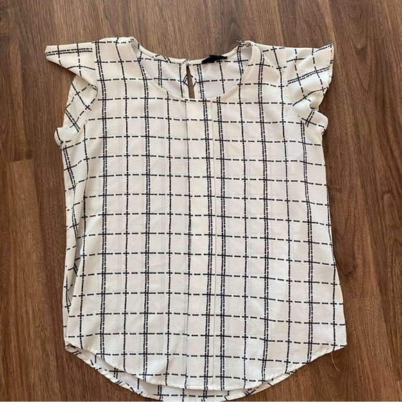 Mine Black‎ and White Flutter Sleeve Boxy Blouse - Picture 1 of 4